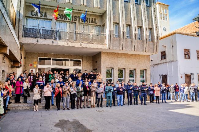 Roquetas de Mar guarda un minuto de silencio por los guardias civiles fallecidos en Barbate