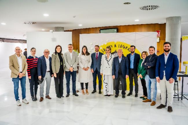 Éxito Rotundo en el debut literario de Sheila Hernández en Roquetas de Mar