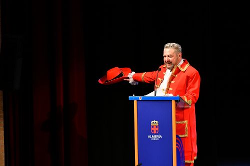 Diego Cruz pregona que “el Carnaval de Almería es amar a nuestra tierra por encima de todo”