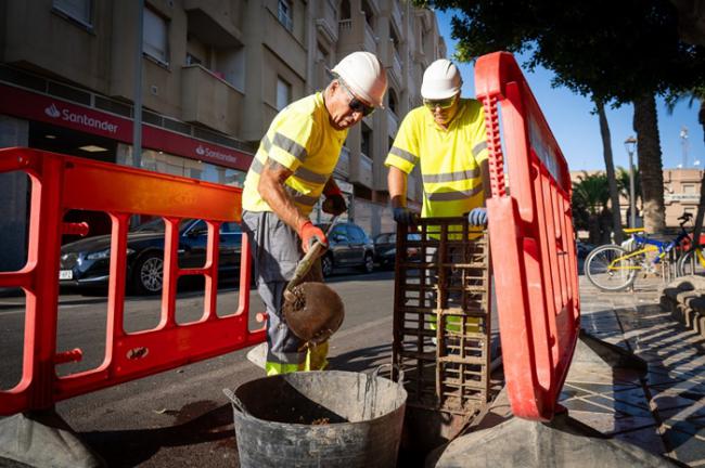 Ayuntamiento refuerza limpieza de alcantarillado en Roquetas de Mar