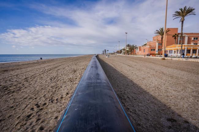 Avanza la instalación del nuevo aliviadero submarino en Las Marinas