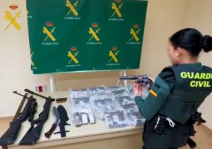 La Guardia Civil de Almería incauta armas y droga a un detenido en Huércal Overa