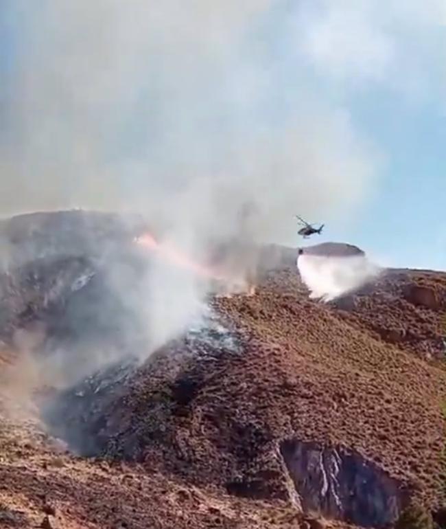 Refuerzan los medios de extinción en Almería tras estabilizar un incendio en el paraje Catarrojo