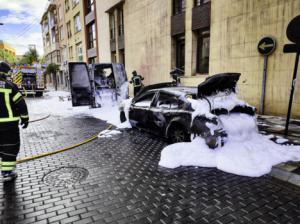 Arden vehículos junto al Ayuntamiento de El Ejido