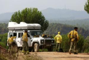 Dos helicópteros semisepados y un bombardero para extinguir un fuego en Terque