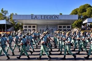 El alcalde asiste a la Parada Militar en la base de la Legión en Viator