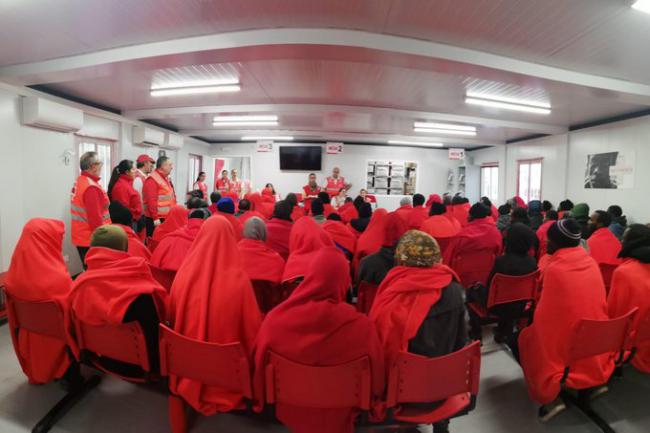 240 personas en patera atendidos por Cruz Roja en una noche en Almería