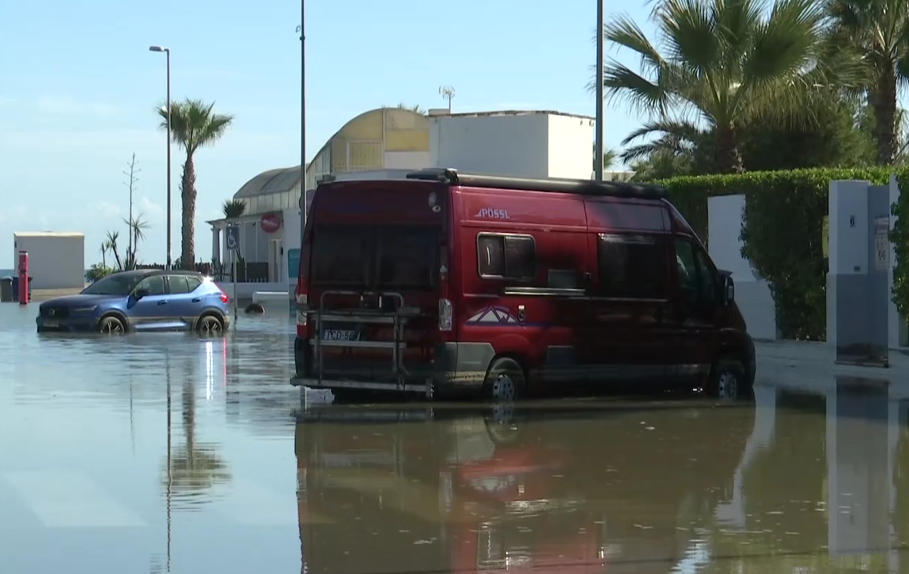 El mar se traga las calles del barrio naturista de Vera