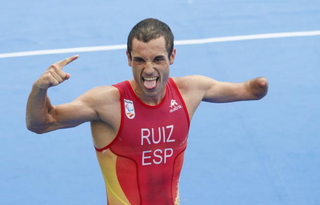 El medallista paralímpico Jairo Ruiz es premiado por el IAJ