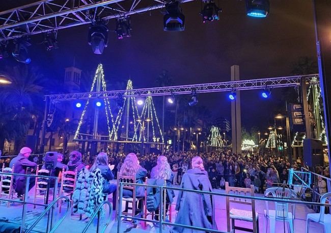 La Casa de los Sordera llena de flamenco la Plaza de las Velas en Navidad