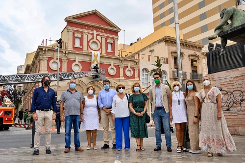 Lazos dorados en el Teatro Apolo y en el Mercado Central para sensibilizar del cáncer infantil