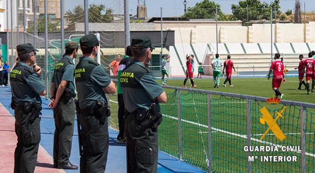 Agrede al árbitro que le muestra dos tarjetas amarillas