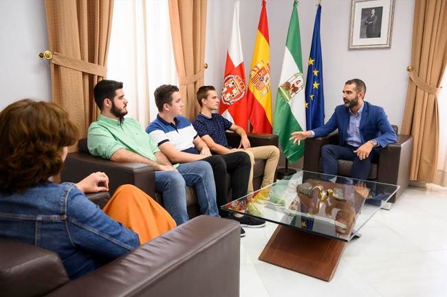 El alcalde recibe a los estudiantes de la UAL que crean unas gafas que detectan obstáculos