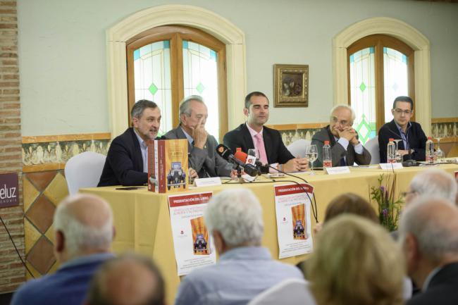 Libro de José Juan Soria sobre los 28 años de historia de los Vehículos Antiguos de Almería