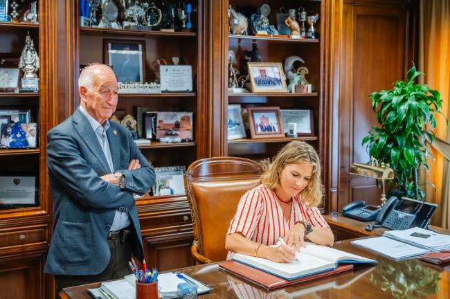 La vicepresidenta del Parlamento visita Roquetas de Mar