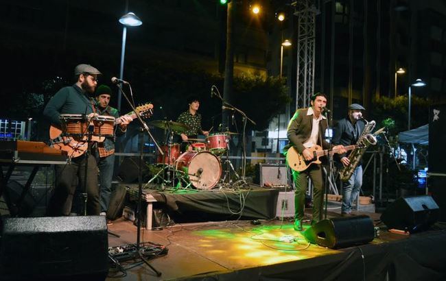 ‘The Limboos’ pone a bailar a los almerienses en la calle