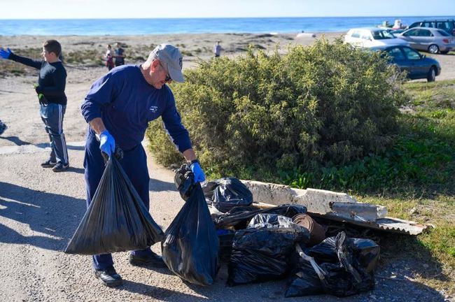 600 voluntarios participan en la limpieza del litoral almeriense