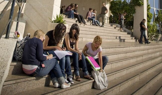 Acceso a grados universitarios en Andalucía para extranjeros hasta el 19 de marzo