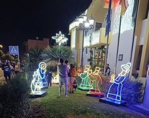 Vícar inicia la Navidad con el encendido del alumbrado