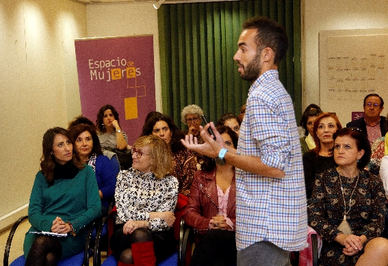 El Espacio de Mujeres se llena para escuchar las vivencias de un Policía contra la Violencia de Género