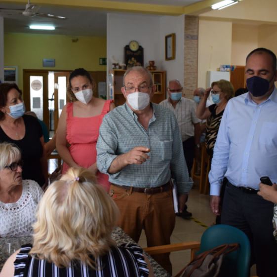 Vícar se tiñe de verde para concienciar sobre el maltrato en la vejez