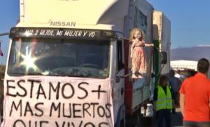 Agricultores protestan ante el control fronterizo del Puerto