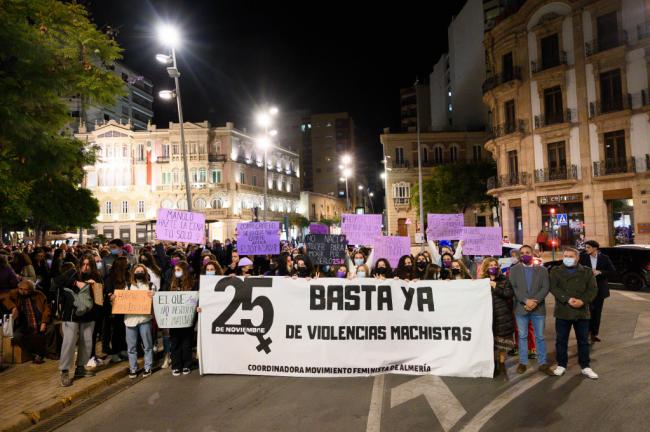 Una manifestación recorre el centro de Almería para reclamar el fin de la violencia de género