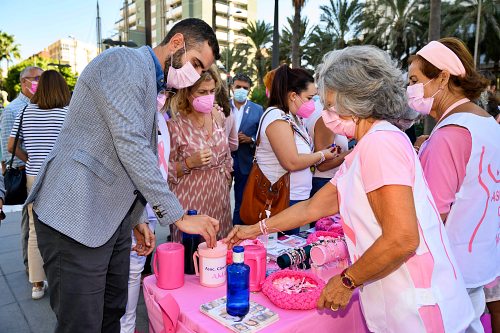 El alcalde se compromete a mantener acciones contra el cáncer de mama