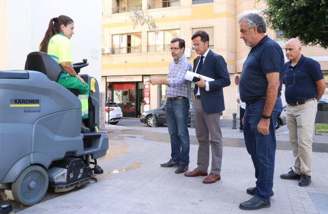 La nueva maquinaria intensifica la limpieza en pavimentos nobles de plazas de El Ejido