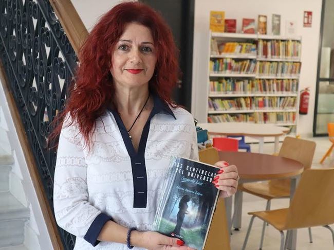 María Romera presenta su novela ‘Los Centinelas del Universo’ en la Biblioteca de Berja