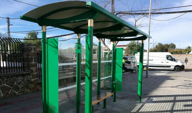 La Junta instala 10 nuevas marquesinas de bus en la provincia