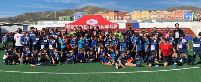 Marrajos Rugby celebra su trofeo para que “ningún niño se quede sin regalo en Navidad”