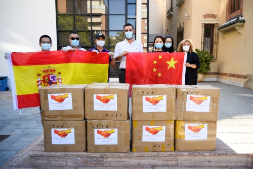 La comunidad china dona 73.000 mascarillas a la ciudad de Almería