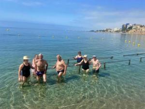 Los Mayores De Estancias Diurnas Disfrutan De Un Día De Playa