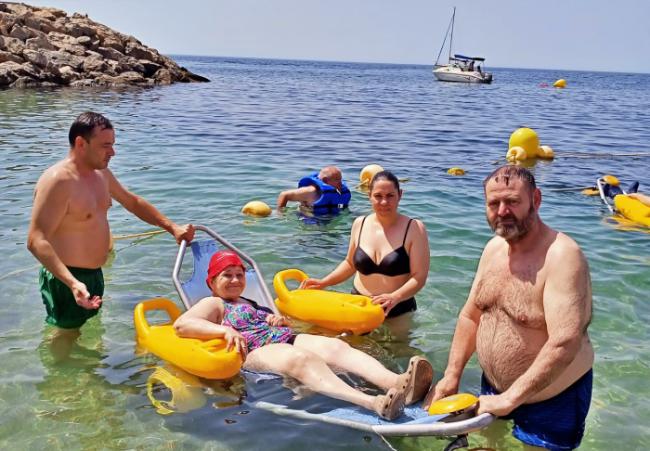 Los Mayores Del Centro De Estancias Diurnas También Disfrutan De La Playa