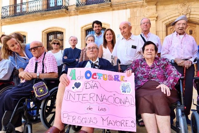 Mayores de Vera celebran su día internacional en la Plaza Mayor