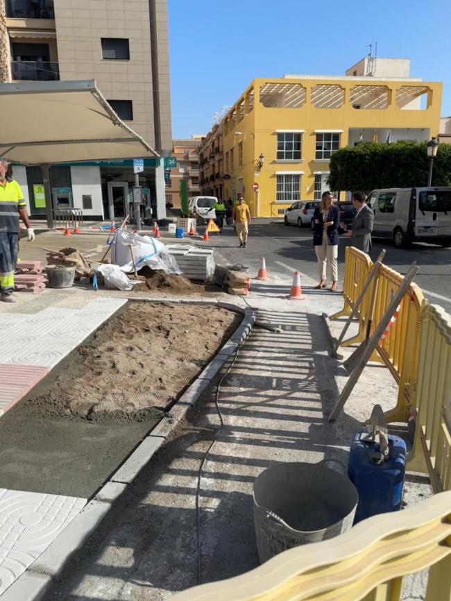 Obras de mejora de accesibilidad en la Plaza de la Iglesia de El Parador