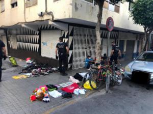 Operativo de Policía Local contra la venta ilegal en la calle Manolo Escobar de El Ejido