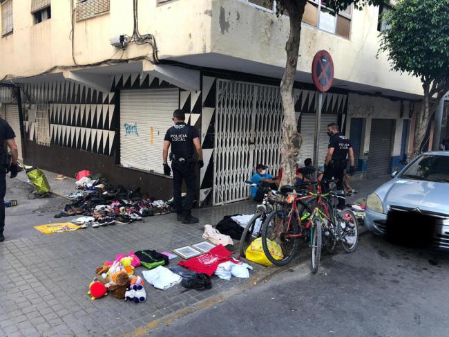 Operativo de Policía Local contra la venta ilegal en la calle Manolo Escobar de El Ejido