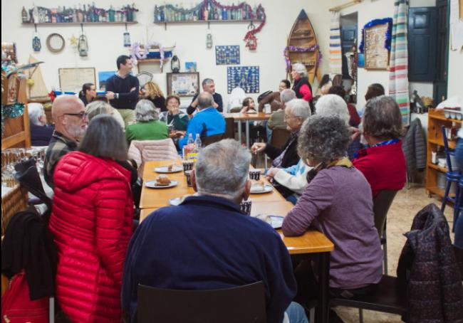 Alcalde y concejales de Níjar comparten meriendas navideñas con vecinos