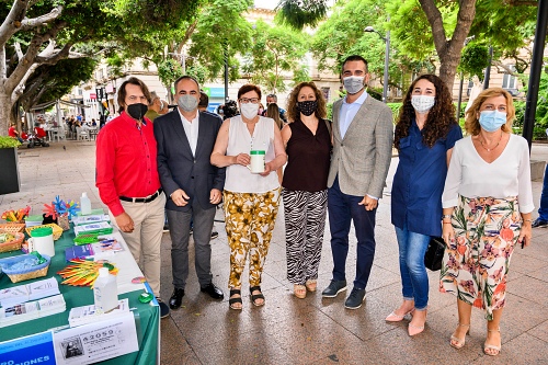 El alcalde participa en la cuestación de la Asociación de Amigos de Alzheimer