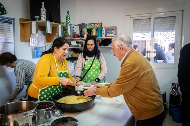 Gran participación vecinal en las tradicionales migas de Roquetas de Mar