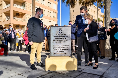 Almería rinde homenaje a Diego García con un monolito y una plaza