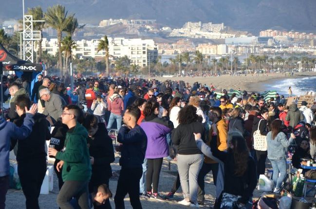 Roquetas vive las moragas más multitudinarias de los últimos años