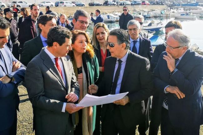 Juanma Moreno conoce el proyecto del fondeadero del Puerto Pesquero de Almería