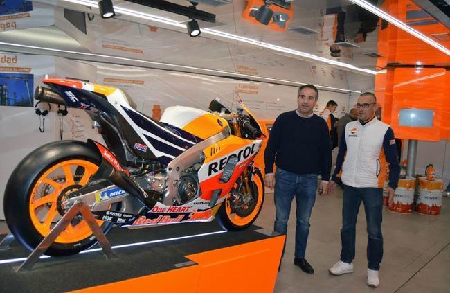 Las Almadrabillas acoge una exposición de Repsol sobre deportes y motor