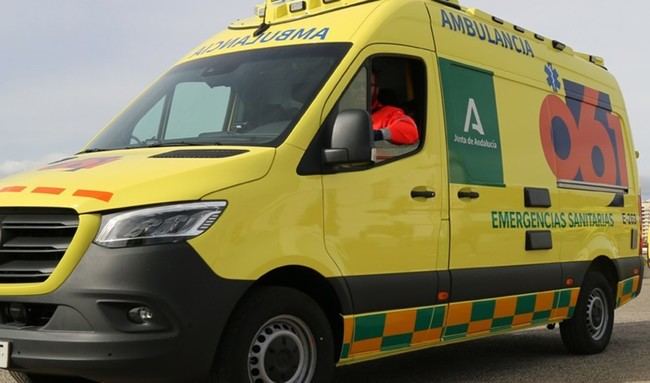 Fallece un joven motorista en Almería tras chocar con una caravana