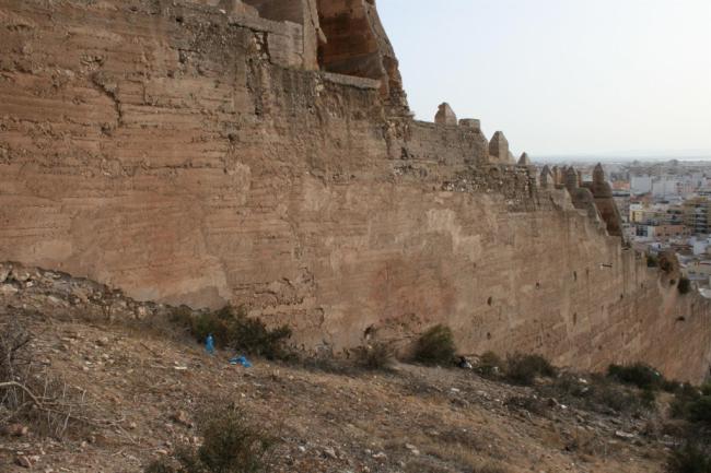 Junta elimina los grafitis sobre las murallas del cerro de San Cristóbal