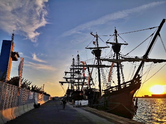 La nao Victoria y el galeón Andalucía ya están en el puerto de Almería