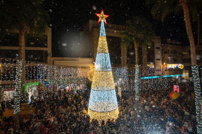 Gran Nevada y espectáculo infantil marcan el inicio de la Navidad en Adra